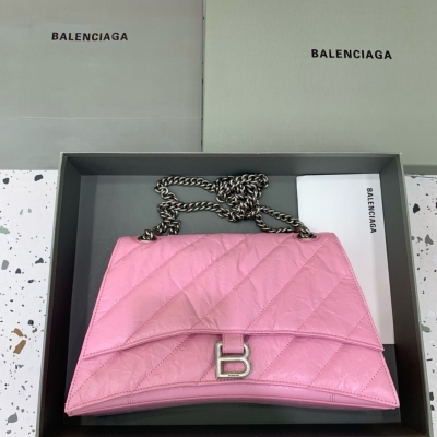 Balenciaga巴黎世家 crush最香沙漏鏈條包 最新Crush絎縫鏈條包強勢登場！致敬經典獨特的標誌性弧線形狀造型極具辨識度，一眼就讓人眼前一亮呀 打破傳統硬挺的包型 皮質柔軟 多夾層 容量大 肩帶可隨意切換單肩斜挎背法，隨性大氣風