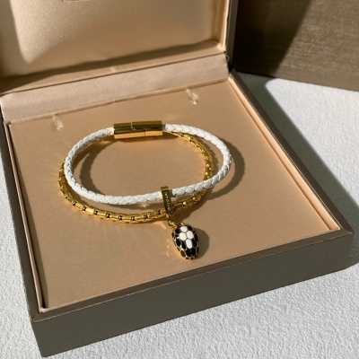 Bvlgari寶格麗 新款serpenti 蛇頭雙層手鏈 新增2024年限定色 粉拼金色雙層手繩。蛇頭顏色也是粉粉的拼上金色真的絕。滿滿的少女感，又是你手腕間一道靚麗的風景線 舉手投足之間盡顯與眾不同，時尚與優雅 看似簡單的一條手繩，只有真
