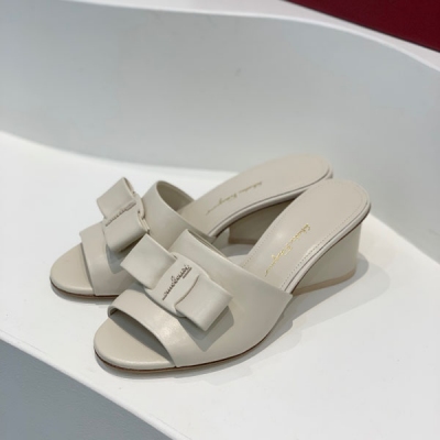 Salvatore Ferragamo 菲拉格慕SF新款夏季粗跟涼拖，鞋面飾有真皮搭配同色五金銘牌，風格休閒時髦！鞋面昂貴綿羊皮，羊皮內裡羊皮墊腳，電鍍工藝五金飾扣不易褪色，獨家專供透色真皮大底，真材實料，頂級品質！跟高5.5cm，碼數35