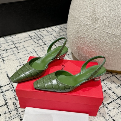 Ferragamo菲拉格慕 春夏新款後空涼鞋，這款鳥籠後跟隨性時髦，對比鮮明的配比，鞋背綴飾 飾。全新鳥籠設計鞋跟帶有覆層，設計更見考究。鞋面進口石頭紋牛皮，內裡墊腳羊皮，原版進口真皮大底，跟高4.5cm，碼數35-41（40.41定做碼數