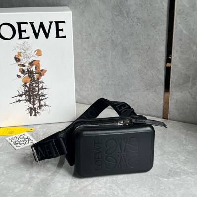 Loewe羅意威 光滑牛皮革Molded Sling是一款實用的斜挎包，配有 LOEWE 織帶和可旋轉的品牌標誌滑塊，使肩帶能夠貼合身體。此版本採用光滑牛皮革製成。可斜挎 拉鍊開合，牛皮革拉鍊頭 兩個內部隔層 牛皮革襯裡 LOEWE Ana
