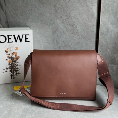 Loewe羅意威 亮面柔軟牛皮革Flamenco satchel郵差包 這款手袋將經典 Flamenco 手袋重新設計為實用的斜挎包，採用拉繩收緊，並打上標誌性的盤繞結.可斜挎、肩背或手提 可調節可拆卸 LOEWE 織帶 內部牛皮革拉鍊袋和