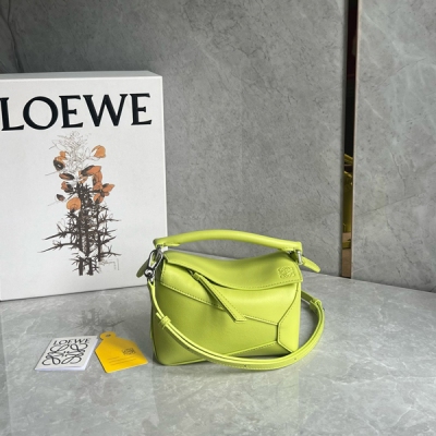 Loewe羅意威 puzzle新版又出新色啦 全新做法mini肩帶可調節 選用經典小牛皮 整個包身更有質感 Puzzle的容量一直是讓人誇累了 它裝得了整個世界真的不誇張，實用性是超強！搭配起來不只是時髦利器 它准沒錯！size：18*8*