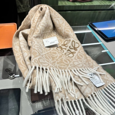 Loewe羅意威 原單 很幸運拿到這個品牌的東西，真的不多見，很少在國內做訂單，款式真的少的可憐羅意威作為西班牙的頂尖奢侈品牌，秉承傳統，技藝，熱誠，散髮獨特的西班牙貴族氣息！本款為巴塞羅納專櫃的櫥窗定制款！圍巾整體構圖為他們品牌最經典的L