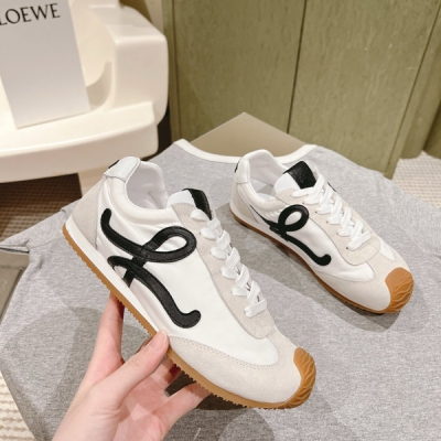 Loewe羅意威 2025ss 情侶款 專櫃同步2.0升級版 情侶款系列最新配色，阿甘鞋、德訓鞋、運動鞋 小紅書好物分享；實在是太美太好穿太舒服太百搭啦 鞋子很輕便，逛街暴走零壓力，配裙子褲子都OK！混搭拼接面料(磨砂牛皮/絲絨布料)，透氣