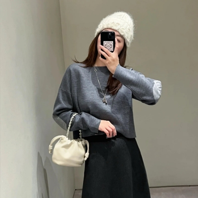 Loewe羅意威 2025早春新款淨色圓領套頭針織袖子拼接浮雕字母提花上衣出貨成衣時髦洋氣 常規圓領剪裁 不挑身材 符合大眾穿搭進口羊毛紗線肌理呈現 上身分分鐘駕馭出潮流風格 內搭也很不錯 少有的元素單品 推薦入 S/M/L 重工頂級版本