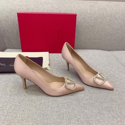 Valentino華倫天奴 新款V扣真絲高跟鞋，頂級品質，歷久彌新 永不過時，原版開模經典小V五金鑽扣，閃閃施華洛世奇小水鑽，超有質感 透亮，鞋面原版真絲布，內裡墊腳小羊皮，進口真皮大底，跟高7cm，碼數35-39