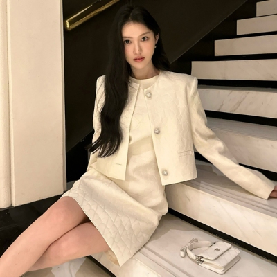 Valentino華倫天奴 2024C V標誌短款外套 前幅雙V口袋 成衣有設計感而不單調 圓領設計 穿搭出直角肩 可搭配系列早春連衣裙 自帶時髦精緻感 SML