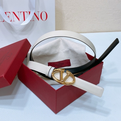 Valentino華倫天奴 新款 很美的V扣非常高級，高腰線設計上身完美顯瘦，發錯的舒服配V頭腰帶很顯氣質，時感非常精美，織帶盡顯精緻質感，盡顯女性魅力，立馬高級了很多 每日穿搭。寬度2.0cm