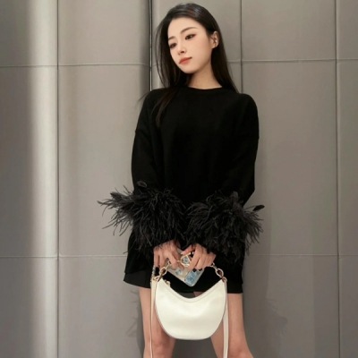Valentino華倫天奴 2024fw 袖口羽毛連衣裙氛圍感直接拿捏 簡約高級 定制羊毛紗線非常親膚舒適 日常日常百搭又精緻 好穿又好看！SML