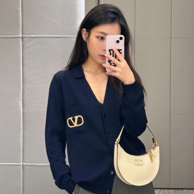 Valentino華倫天奴 2024fw 復古Polo領開衫 藏藍色的高級是無可替代的 胸前刺繡logo點綴 非常精緻！搭配牛仔褲都能毫不費力的穿出博主氣場 不過時的經典魅力！SML