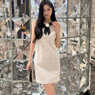 Chanel香奈兒 2024ss 白月光水溶花亮片背心裙 實物簡直美飛 水溶花和亮片刺繡整添了華麗感 更加的精緻！上身即擁有姓名 無論日常約會還是參加晚宴都能成為焦點 美麗優雅沒有攻擊性高級！SML