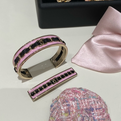 Chanel香奈兒 新款分享 2024新品 BLACKPING粉色琺瑯穿黑皮首飾 一字橫夾小髮夾 開口粉琺瑯手鐲 黑粉配色又甜又酷 佩戴使用率高 原版定制 發夾/手環