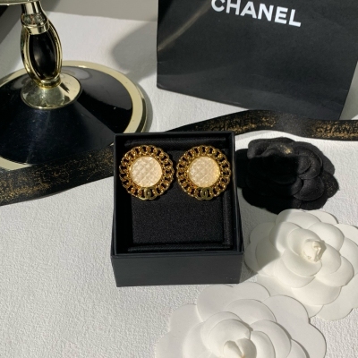 Chanel香奈兒 耳釘非常推薦！“流行稍縱即逝，風格永存”這就是Vintage的魅力！可遇而不可求這句話用在Chanel Vintage系列上是再合適不過了，正品雖然是”二手貨“，它並不代表陳舊，或者過時，相反，體現的是一種成熟的、歷時不