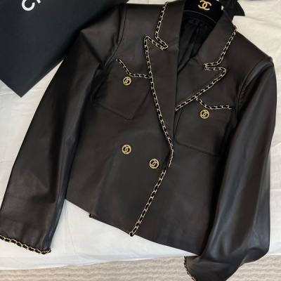 Chanel香奈兒 2024fw 翻領鏈條小羊皮外套酷女孩獨有的帥氣迷人 全黑look的焦點 較短的版型顯瘦顯高 輕鬆打造九頭身比例 很細膩的小羊皮舒適度非常好 MLXL