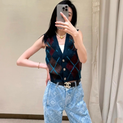 Chanel香奈兒 2024早秋新款法式輕奢撞色格子提花曲紋設計針織馬甲上衣出貨鋸齒型圖案針法 撞色設計 賦予高級質感，落日變色設計，多巴胺度假氛圍直接拉滿 定制進口紗線針織面料，透氣性好，穿著舒適不悶熱。 設計展現了女性的性感與嫵媚，同時