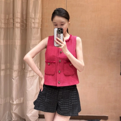Chanel香奈兒 2024早秋新款定制粉紅粗花呢真絲馬甲出貨定制粗花呢面料組成，百分百桑蠶絲裡襯 定制扣子 金屬鏈條 不遺漏每一個細節，內襯：100%真絲。現貨S/M/L
