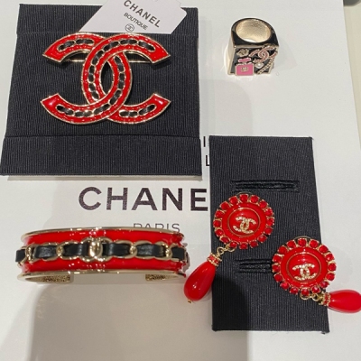 Chanel香奈兒 新款分享 2024a 新品 紅色琺瑯穿皮大雙C胸針 紅色驚豔又復古 顏色搭配非常吸睛 富貴紅把氛圍感和復古感都拉滿 疊戴 單戴都很高級 胸針/耳環/手環