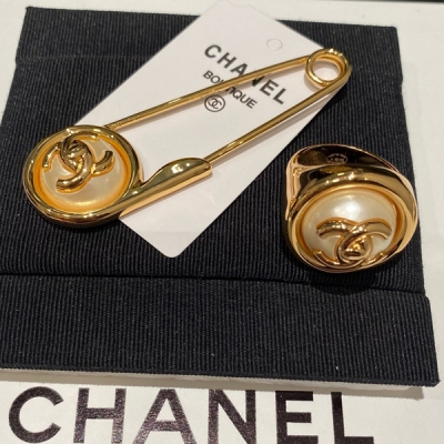 Chanel香奈兒 新款分享 雙C珍珠書包扣別針首飾 復古氣質VINTAGE感滿滿 戴上貴氣精緻 施華洛珍珠定制 黃銅材質 胸針/戒指