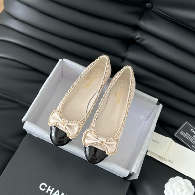 Chanel香奈兒 小香新品鏈條雙C粗跟單鞋，經典中的經典，無論搭配褲裝還是裙裝都是完美，小圓頭的設計很好的修飾腳型，小仙女們必備！鞋面採用進口小羊皮，內裡頂級混種羊皮，義大利進口牛皮大底，兩種跟高2.5cm/6.5cm，碼數35-39（4