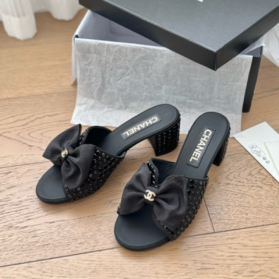 Chanel香奈兒 2024S春夏新款蝴蝶結燙鑽系列拖鞋，一如既往的高版本 經典蝴蝶結版面，鞋面綢緞/羊皮，內裡羊皮，真皮大底，跟高6cm，Size:35-39（40可定制）