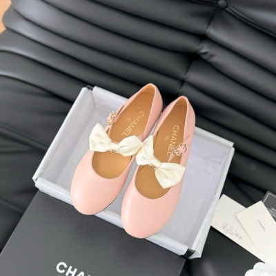 Chanel香奈兒 2024新款蝴蝶結鬆緊一字帶瑪麗珍單鞋，第一眼看上就被種草了，冬天套上襪套春夏秒變可愛單鞋！鞋面採用進口牛皮/羊絨，內裡踮腳絲綢羊皮，義大利進口牛皮大底，size：35-40（40定制）