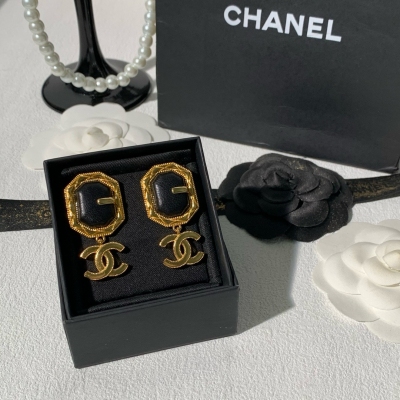 Chanel香奈兒 新款分享 小香風 大尺寸上鏡存在感強 耐看高級顯氣質 適配度非常高 優雅隨性有調調 原版黃銅 琺瑯材質