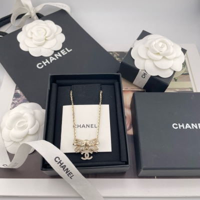 Chanel香奈兒 鏤空蝴蝶結吊c項鍊 太太太好看啦早秋本季必入爆款新款項鍊！火到炸裂，美到窒息，不買真心對不起自己送包裝！一眼愛上！實物戴上超驚豔 超仙！非常的少女感！淡金色恰到好處的體現貴貴的高級感非常重工，五金細節做得很細膩 立體！真