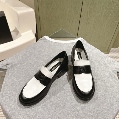 Chanel香奈兒 新款復古風休閒樂福鞋，復古隨性，雙Ｃ大logo點綴非常精緻，細節感滿滿，整體超級有質感，鞋面進口牛皮+正品開模五金扣，內裡墊腳羊皮，義大利真皮大底，尺碼35-39（40 41定做）