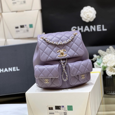 Chanel香奈兒 經典萬年款duma青蛙雙背包 2024A新版本 新顏色超漂亮 超級火爆的青娃小書包，大號實物也非常小，跟老款duma差不多大小 無疑還是溢價款，很難買 上身非常好搭配，很耐看，絕對會成為經典，強烈推薦 獨家原廠正品haa