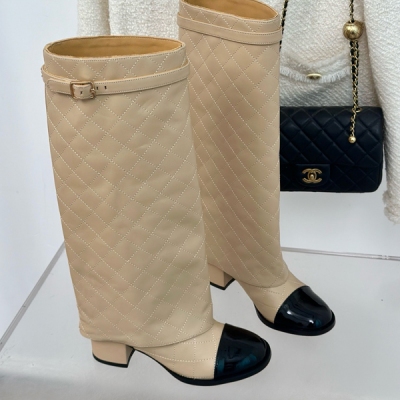Chanel香奈兒 小香2024P秋冬新品菱格粗跟褲管靴，獨家正版開發，完美複刻版，時髦感爆棚不要覺得穿靴子有點早，時髦的寶寶都在秀了絕對是凹造型神器，出街回頭率超高！完全不用擔心腿型的問題，上腳無敵遮肉，穿上它到哪裡都是焦點無論做工還是款