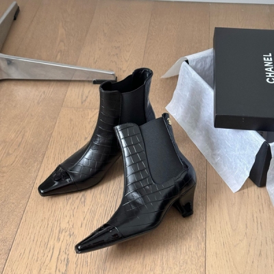 Chanel香奈兒 2024新款小方頭短靴，永恆的經典 鞋櫃裡常青的系列單品，具有名媛氣質 又帶著一絲不經意的小復古，弧度把控的非常到位，耐看有品，鞋面定制原版小牛皮 非常柔軟舒適不緊繃，內裡進口羊皮，超細膩腳感舒適度百分百，義大利真皮大底