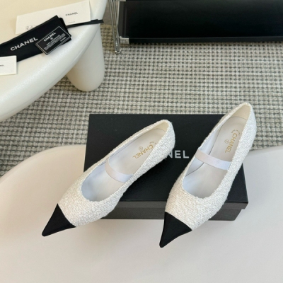 Chanel香奈兒 小香新品尖頭貓跟系列單鞋，時尚圈的絕絕子 搭配將演繹著細緻 極簡 永不褪去的經典元素，展現與眾不同的穿搭風格美到無話可說 夏季必入款，鞋面高定制布料，內裡進口絲綢羊皮，原版義大利真皮大底，size 35-39（40定制）