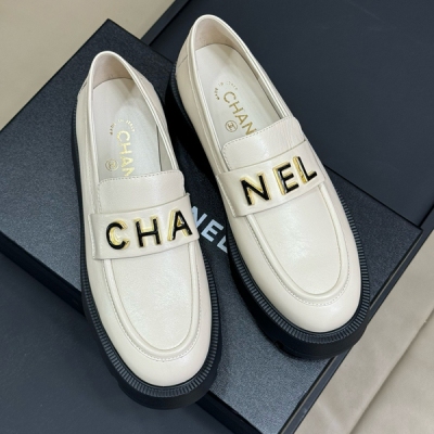 Chanel香奈兒 新款復古風厚底休閒樂福鞋，復古隨性，原版開模五金logo點綴非常精緻，細節感滿滿，整體超級有質感，鞋面進口牛皮+正品開模五金扣，內裡墊腳羊皮，原版進口大底，尺碼35-39（40 41定做）