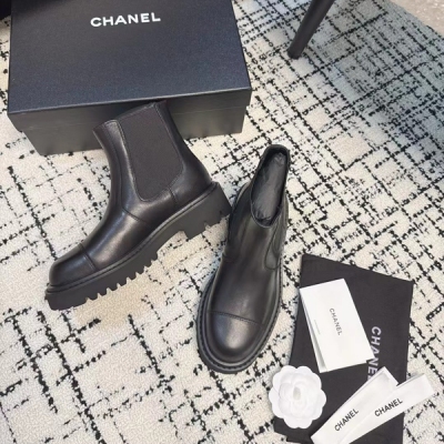 Chanel香奈兒 小香秋冬新款厚底靴系列，真的是帥氣時尚的代表 靴筒五金字母點綴 低調不失奢華！簡約時尚個性又大氣！自然流暢的美感，有種驚豔了時光的美感，冬日也要展現大長腿 鞋面進口小牛皮/麂皮，內裡羊皮，原版大底，跟高約4cm，Size