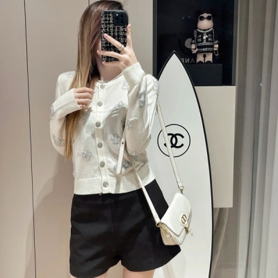Chanel香奈兒 2024秋冬新款 重工提花工藝銀絲刺繡字母開衫毛衣出貨數位元花卉元素貫穿到底 沿用定制紗線融合呈現 背後刺繡花朵呼應 優雅而高級 定制三色織帶 進口羊毛材質製造 柔軟舒適 雙色 36/38/40