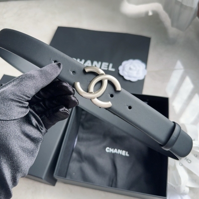 Chanel香奈兒 小香新款 2024A最極簡腰帶、最上鏡的腰帶 米白色牛皮腰帶 腰帶配黑色樹脂扣頭 無論是多簡單或複雜的服飾 都可以搭配