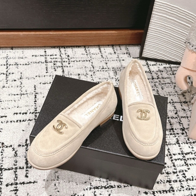 Chanel香奈兒 頂級品質 new arrival 小香2024秋冬新款雙C扣毛毛鞋 這款毛毛樂福鞋超好看，超輕便，超好穿，居家戶外都適宜！舒適又保暖秋冬必備 定制羊絨鞋面 羊羔毛裡/墊 義大利真皮大底 Size: 35-39 (40訂做