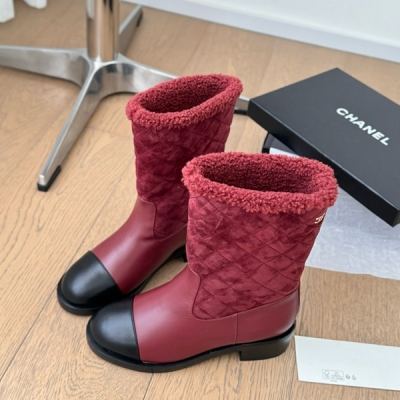 Chanel香奈兒 雪地靴 秋冬暖心推薦 高品質認准我家實拍 穿膩了毫無特色的ugg 不妨來買這款，超級仙女的一款，內裡隆豐羊皮毛一體，不計成本選用澳洲皮毛一體羔羊毛這種羊毛非常柔軟保暖，毛質整齊，密度均勻偏厚，穿上去捨不得脫下來注意區分