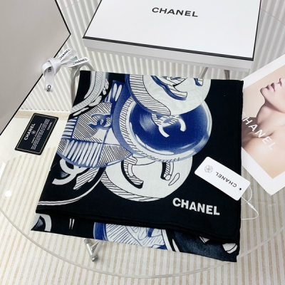 Chanel香奈兒 徽章印花140 羊絨方巾 高端 大愛 純羊絨 嬰兒觸感舒服到飛女人尤物 貨極少 四季都可以用真心美的讓人非常非常心動 上身效果簡直美翻了 品質非常完美 整個圍巾給人大牌氣場的同時又非常精緻秀麗絕對值得入手的新款 實物一拿