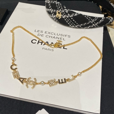 Chanel香奈兒 新款分享 黑白晶鑽字母雙c金色珍珠短項鍊 字母採用間色設計 上身佩戴非常吸睛 顏值當當 日常搭配貴氣大方