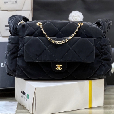 Chanel香奈兒 2024N 滑雪系列 coconeige滑雪包 超級好看的滑雪休閒包！手感超舒服 容量無敵大，又飆又酷 材質是進口絲絨面尼龍料！肩帶還可以調節，單肩手提，斜挎都可以 大號超帥氣 原廠進口絲絨面nylon面料 44*22*