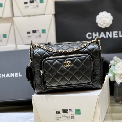 Chanel香奈兒 2024K 秋冬系列 特別款相機包 黑金太太太好看了吧！設計的非常經典實用，也可叫炸藥包或多功能包 超大容量，非常隨性帥氣哈 推薦！原廠正品購入軟羊皮 13*23*15cm/18*24*17cm
