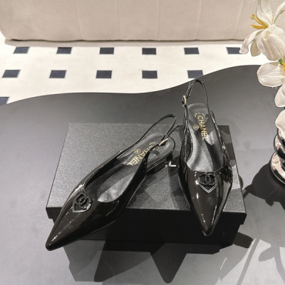 Chanel香奈兒 2025新款尖頭愛心系列平底後空單鞋，鞋面採用進口原版小牛漆皮，線條流暢版型正，清晰logo壓印工藝內裡：墊腳啞光小羊皮大底，義大利真皮大底，Size：35-41（40 41訂做)
