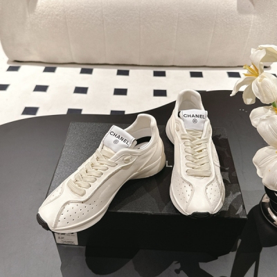 Chanel香奈兒 新款米蘭走秀爆款厚底運動鞋，小香早春新款 雙C方圓頭系帶休閒鞋 潮鞋，此款絕對是小香這一季最火的存在 ，專櫃根本就買不到系列 ，恨不得焊在腳上系列 好穿又個性 ，跟以往風格不同 沒有大大的Logo 低調且高級感滿滿，輕英