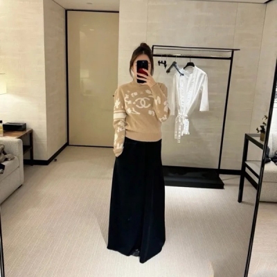 Chanel香奈兒 2024秋冬新款滑雪限定系列卡其 幸運提花針織高領上衣出貨冬季氛圍感滿滿經典延續絕對是心頭愛啊，幸運星嵌織 山羊絨真絲混紡面料，手感細軟舒適，標誌花朵圖案撞色嵌織，打造滑雪場前衛搶眼的整體造型，頌揚運動中優雅 可滿足日常