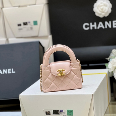 Chanel香奈兒 2025K 秋冬系列 超火爆迷你Kelly包 眾所期待的Kelly包來啦 專櫃都買不到，全部要溢價 迷你的超超可愛，就是小廢包，只能放下鑰匙口紅之類的小東西 但依然阻止不了它的火爆，上身超酷超萌，買就對了 原廠正品bod