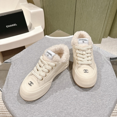 Chanel香奈兒 CHANE 2025ss小香經典羊毛休閒麵包鞋完全原版一比一複刻打造 版型超級正 最新時尚的設計 火遍全網的保暖神器，上腳又酷又時髦 鞋面選用 羊毛牛皮材質.內裡材質：純羊皮，雙層加厚耐磨防滑大底，底厚3.5cm 尺碼：