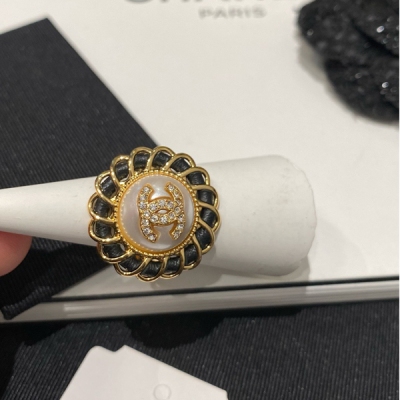 Chanel香奈兒 2025K新款分享 復古黑金螺旋穿皮圓形滿鑽雙c珍珠戒指 黑金與小羊皮的設計 沒有年齡界限的一款指環 螺旋式穿皮工藝嵌入式滿鑲鑽雙c設計 質感滿滿 戒指選的好還能延長手部線條 顯得更加纖細修長 讓你的日常穿搭瞬間升級 富