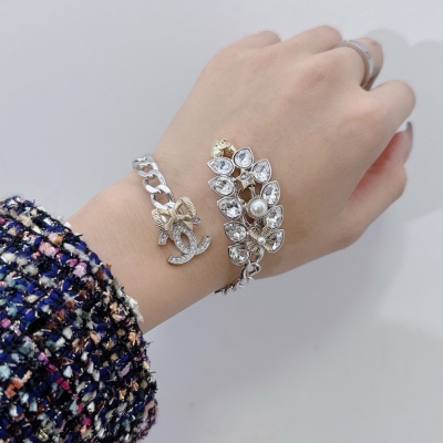 Chanel香奈兒 新款分享小香手環 把鏈條嵌入金屬托內 看似簡約卻不簡單 巧思設計 通勤又顯氣質 一年四季都百搭